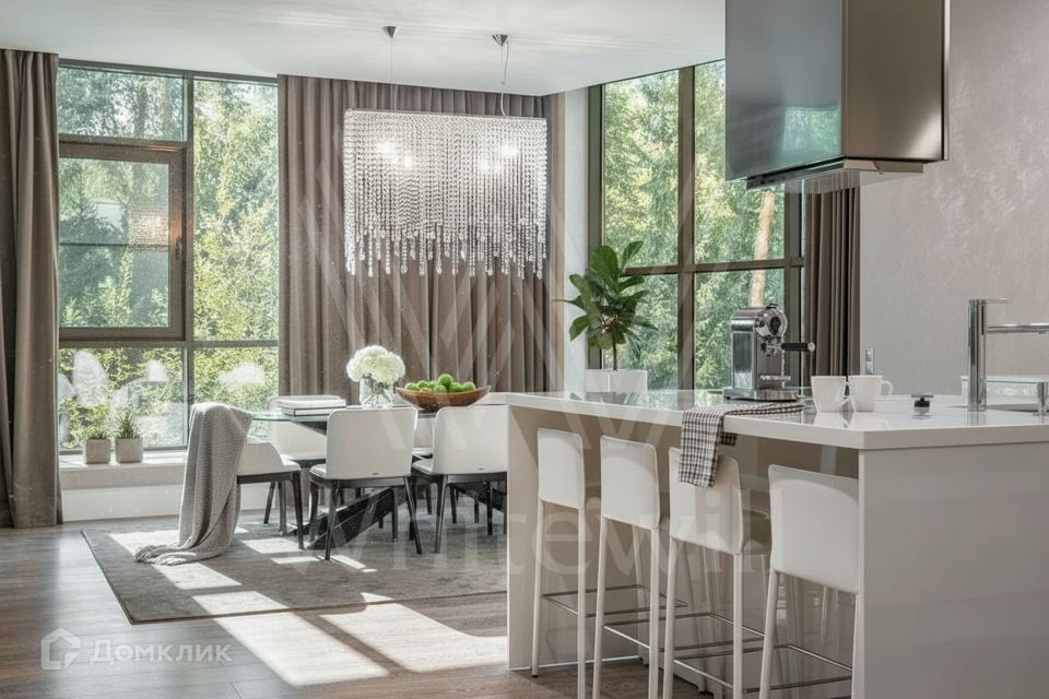 Продаётся 3-комнатная квартира, 220 м²