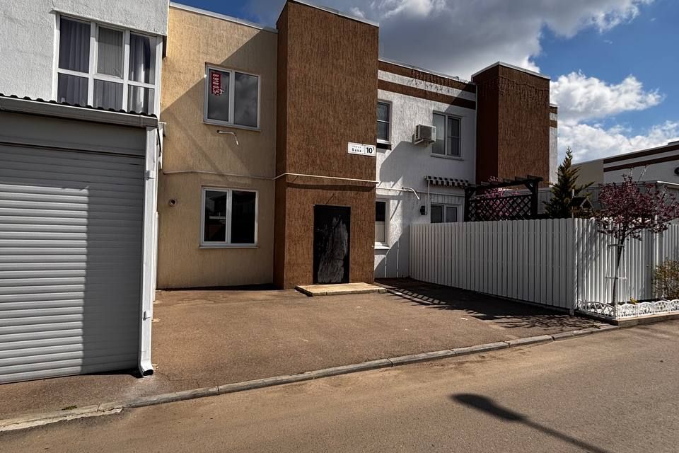 Продаётся 4-комнатная квартира, 139.8 м²