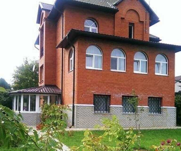 Сдаётся 3-этажный дом, 220 м²