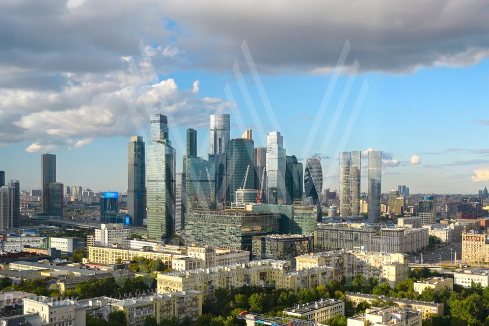 Продаётся 4-комнатная квартира, 176 м²