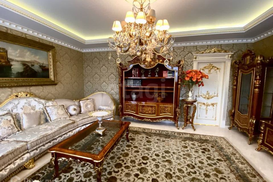 Продаётся 4-комнатная квартира, 168.5 м²