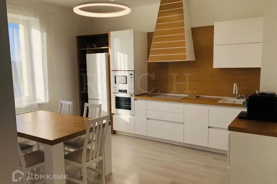 Продаётся 4-комнатная квартира, 130 м²