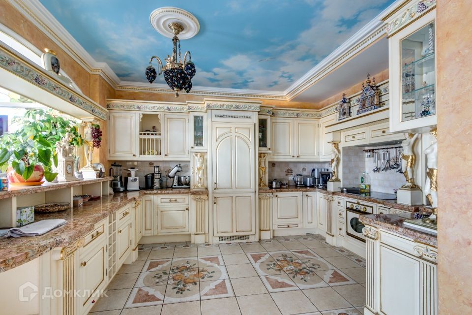 Продаётся 8-комнатная квартира, 560 м²