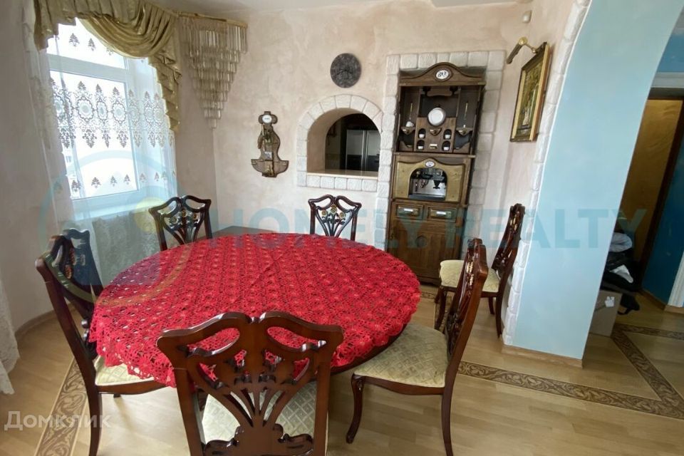 Сдаётся 4-комнатная квартира, 197.8 м²