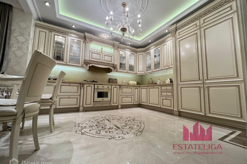 Продаётся 3-комнатная квартира, 140 м²