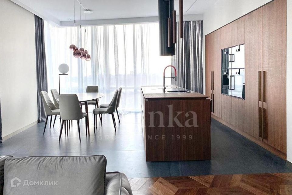 Продаётся 4-комнатная квартира, 182 м²