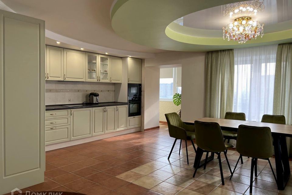 Продаётся 4-комнатная квартира, 268 м²