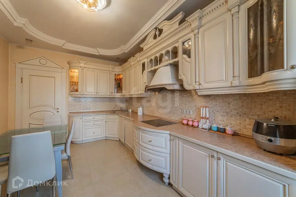 Продаётся 4-комнатная квартира, 156 м²