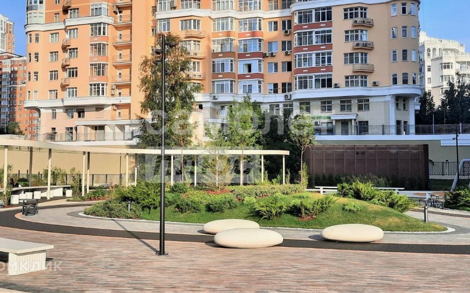 Продаётся 1-комнатная квартира, 220 м²