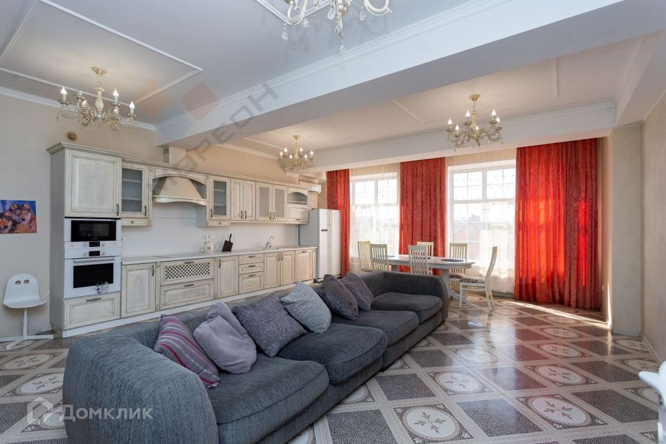 Продаётся 3-комнатная квартира, 121.7 м²