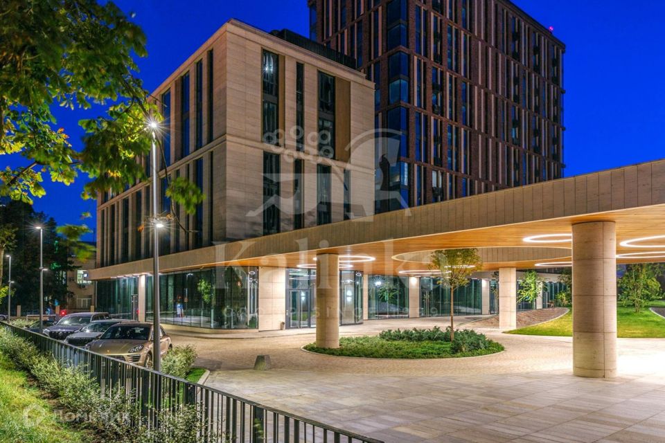 Продаётся 5-комнатная квартира, 322 м²