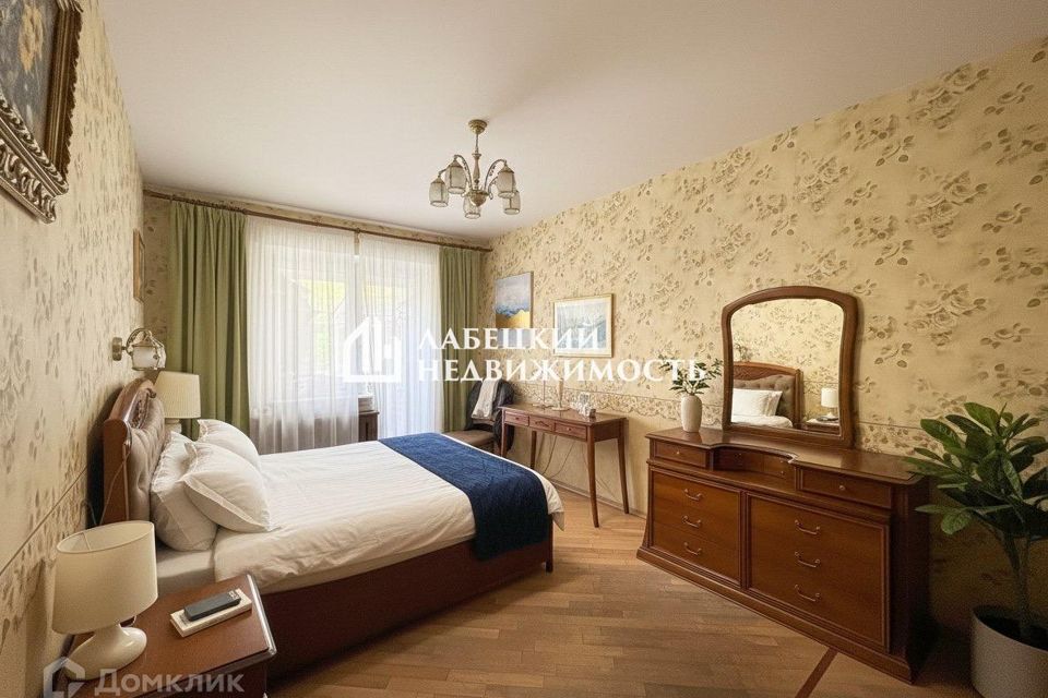 Продаётся 4-комнатная квартира, 160.2 м²