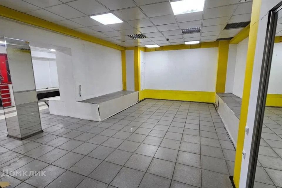 Сдаётся торговое помещение, 300 м²