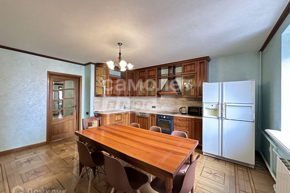 Продаётся 7-комнатная квартира, 220 м²