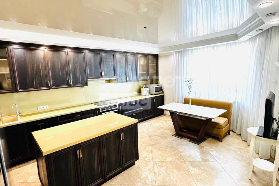 Продаётся 3-комнатная квартира, 130 м²