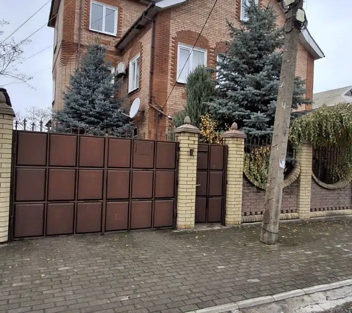 Продаётся 3-этажный дом, 281 м²