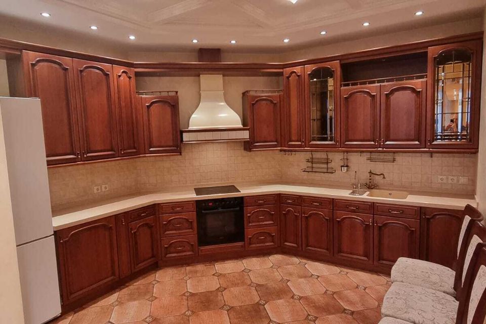 Сдаётся 4-комнатная квартира, 145 м²