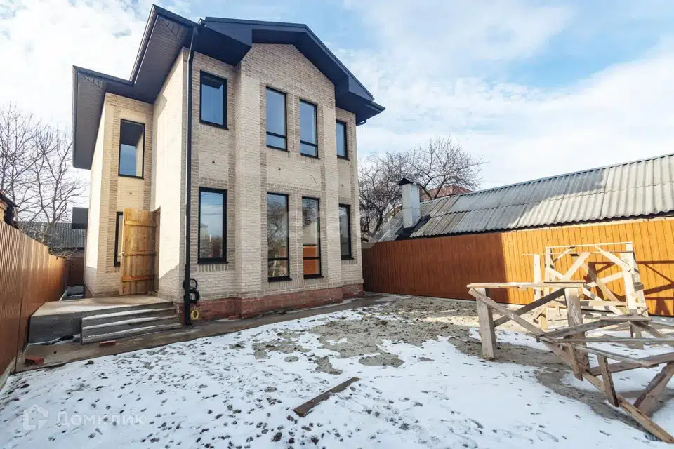 Продаётся 2-этажный дом, 240 м²