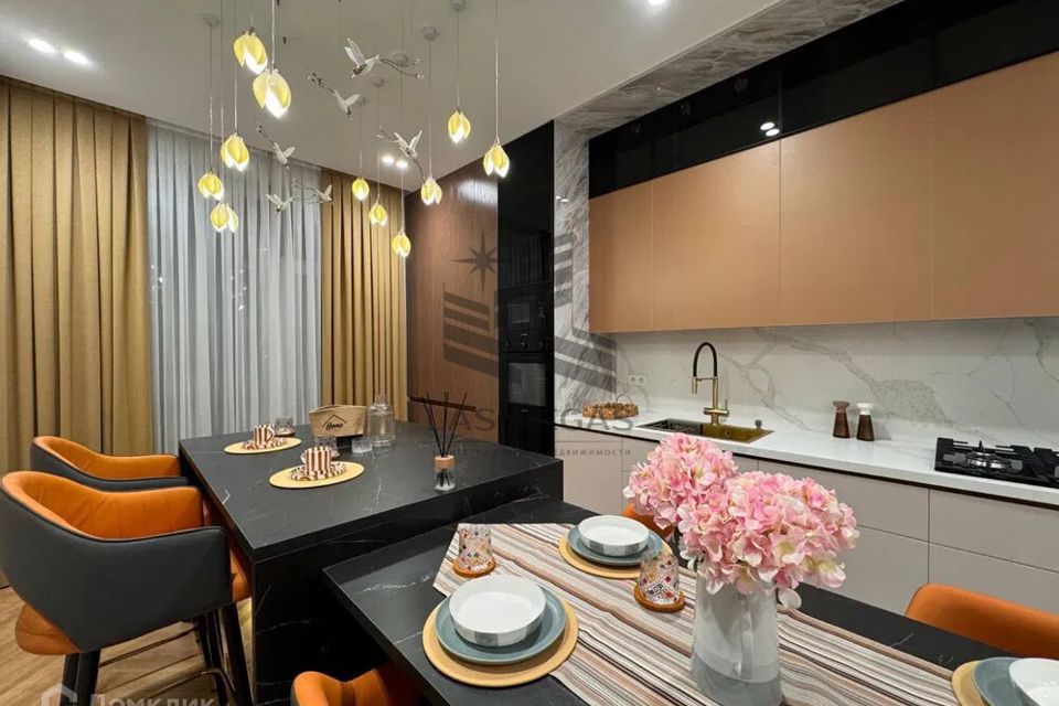 Сдаётся 4-комнатная квартира, 140 м²