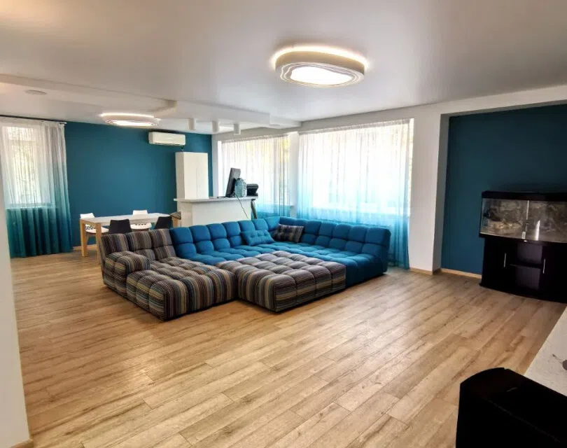 Продаётся 3-комнатная квартира, 136.5 м²