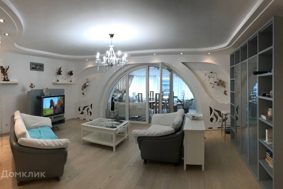 Продаётся 4-комнатная квартира, 156.8 м²