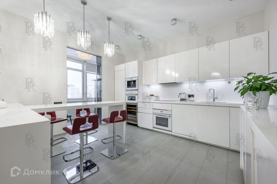 Продаётся 4-комнатная квартира, 155 м²