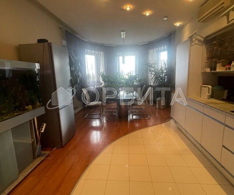 Продаётся 4-комнатная квартира, 152.6 м²