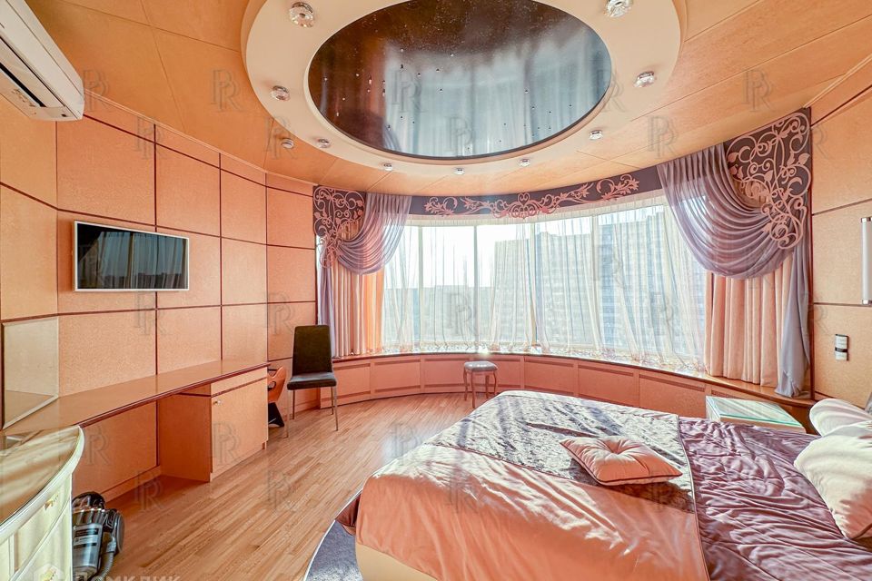 Продаётся 4-комнатная квартира, 192.1 м²