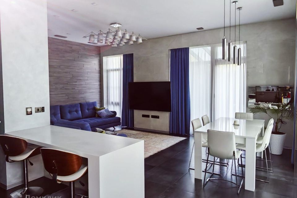 Продаётся 4-комнатная квартира, 189 м²