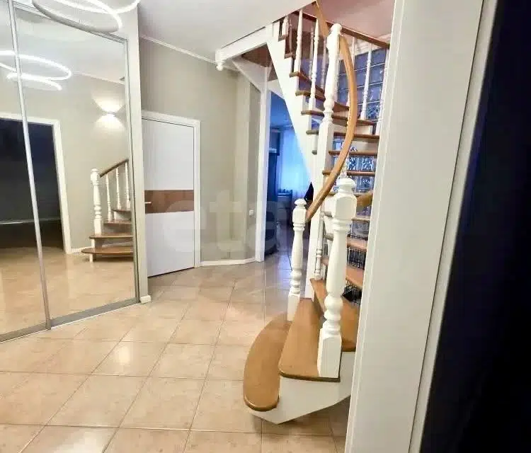 Продаётся 4-комнатная квартира, 152.4 м²
