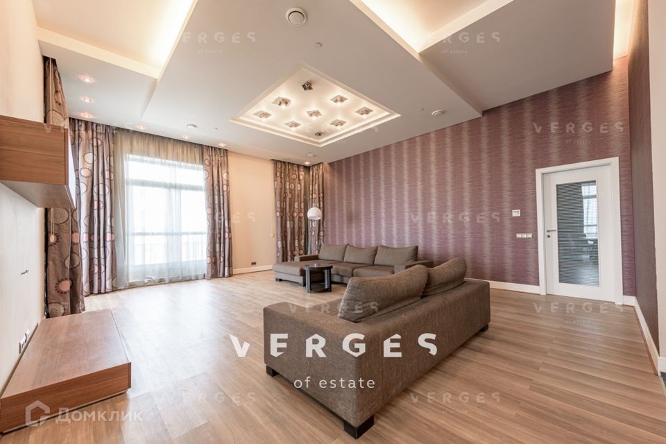 Продаётся 4-комнатная квартира, 231 м²