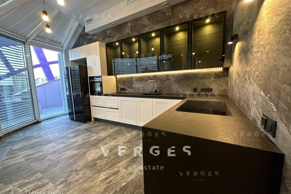 Продаётся 5-комнатная квартира, 209 м²