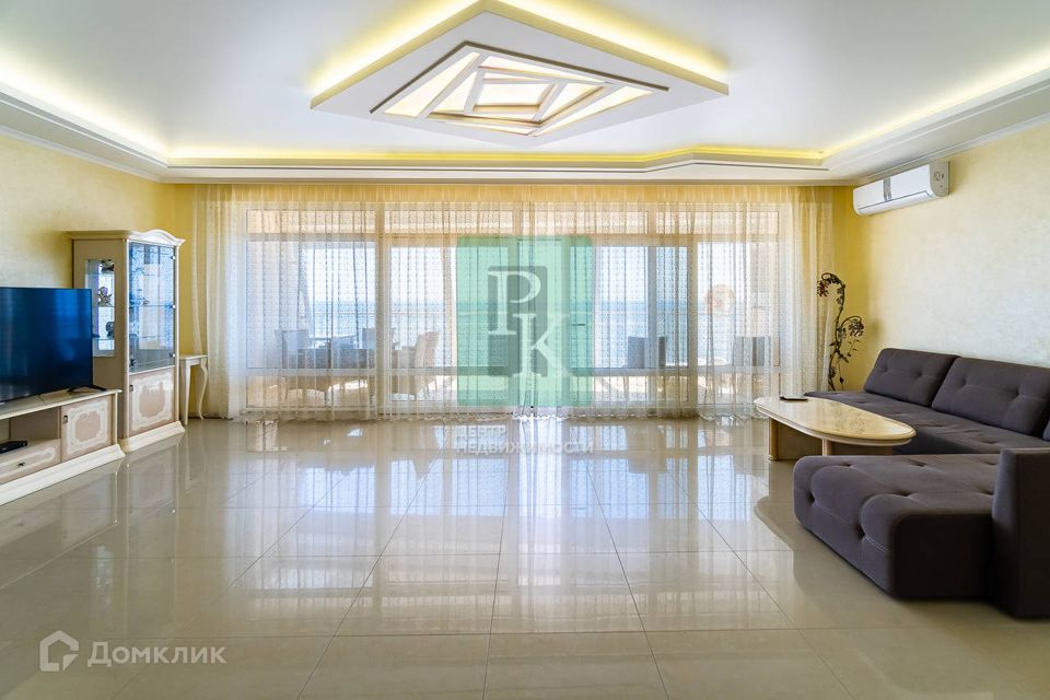 Продаётся 4-комнатная квартира, 220 м²