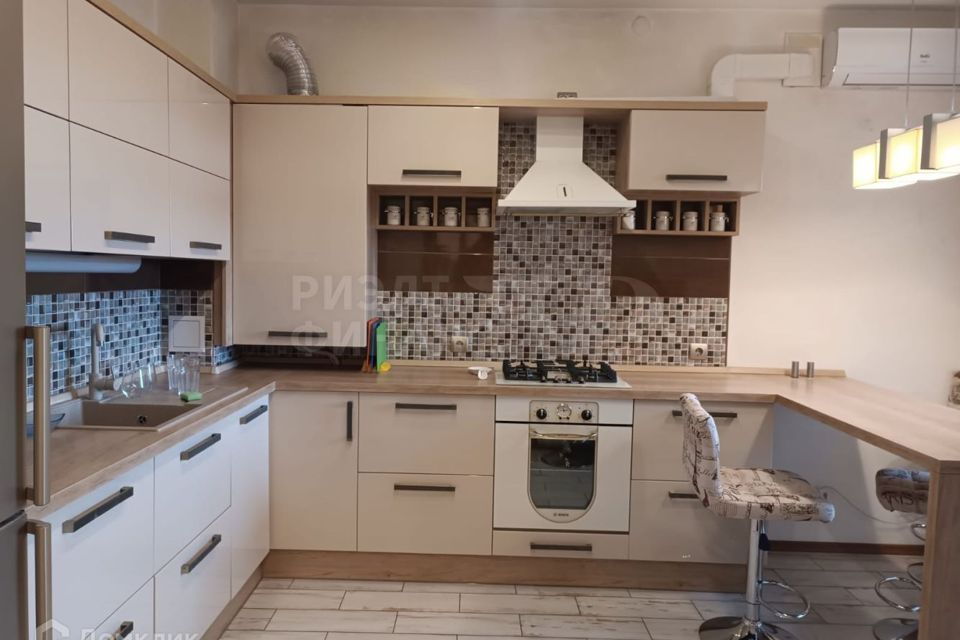 Продаётся 3-комнатная квартира, 159.3 м²