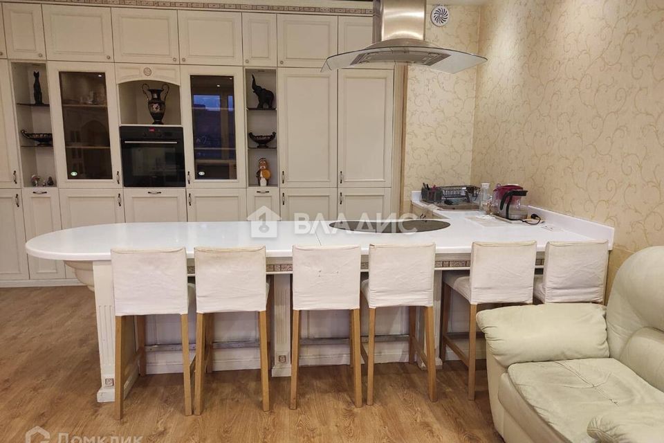 Продаётся 4-комнатная квартира, 169.7 м²