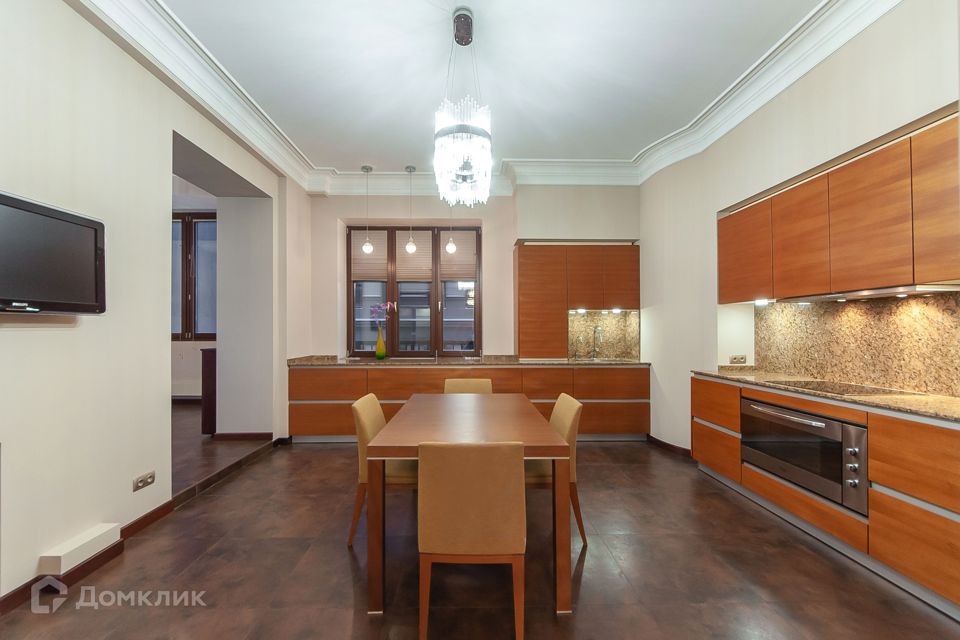 Продаётся 3-комнатная квартира, 187.8 м²