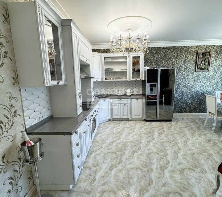Продаётся 4-комнатная квартира, 131 м²
