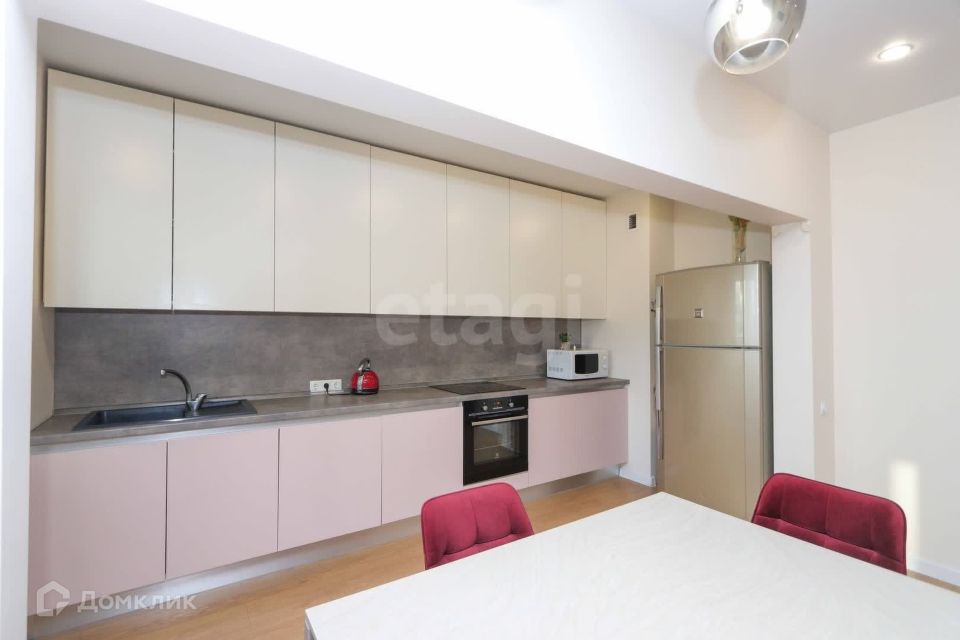 Сдаётся 2-комнатная квартира, 81.2 м²