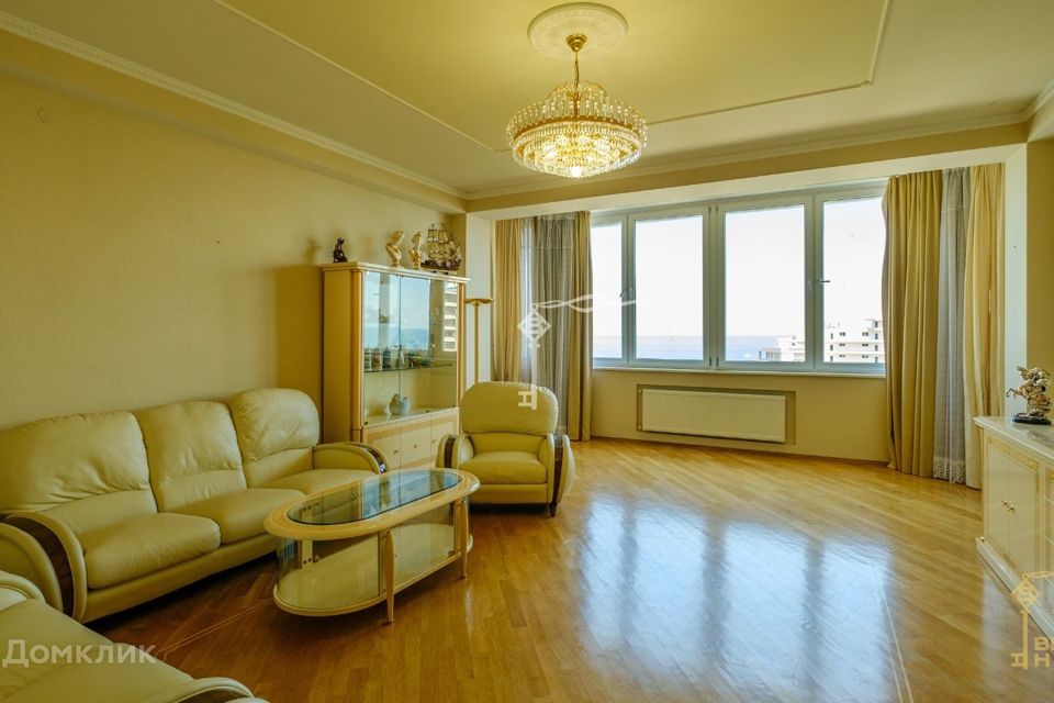 Продаётся 3-комнатная квартира, 145 м²