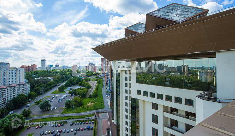 Продаётся 4-комнатная квартира, 215.8 м²