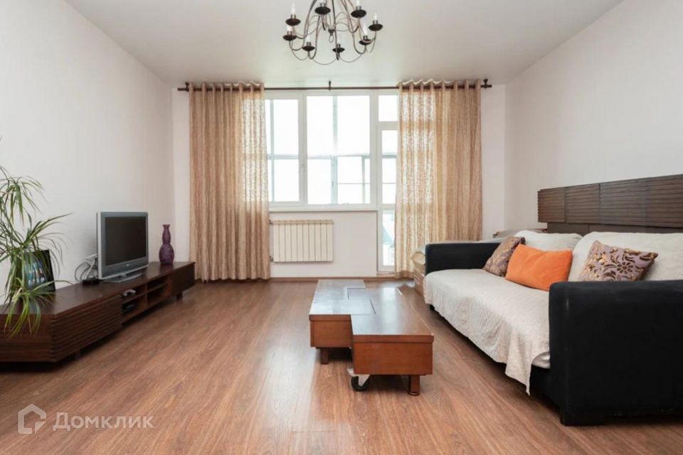 Продаётся 3-комнатная квартира, 178 м²