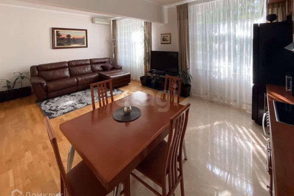Продаётся 3-комнатная квартира, 105 м²
