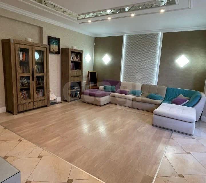 Сдаётся 4-комнатная квартира, 150 м²