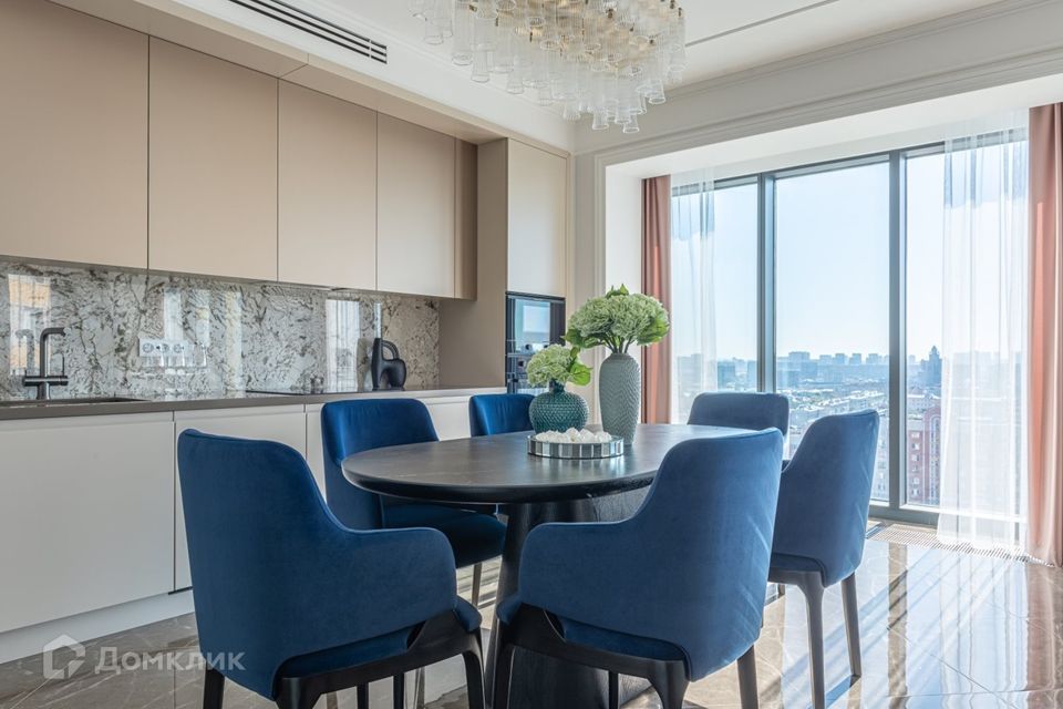 Продаётся 4-комнатная квартира, 143 м²