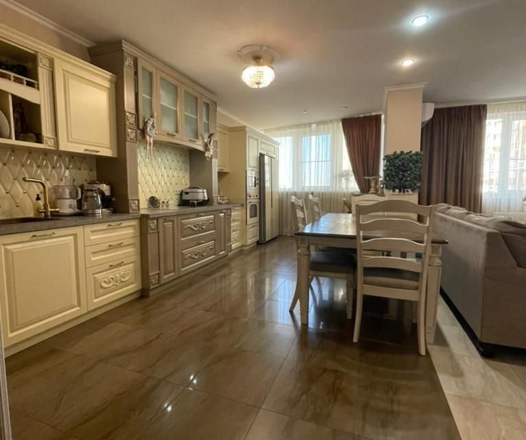 Продаётся 3-комнатная квартира, 160 м²