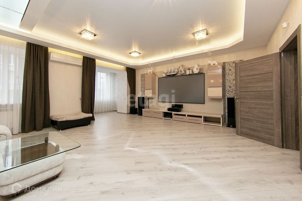 Продаётся 3-комнатная квартира, 199.4 м²
