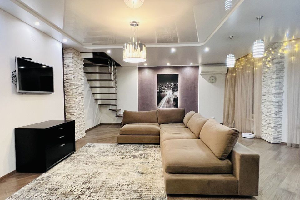 Продаётся 2-комнатная квартира, 107.6 м²