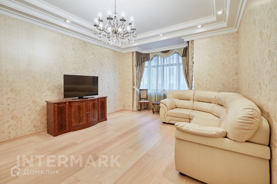 Сдаётся 4-комнатная квартира, 179 м²