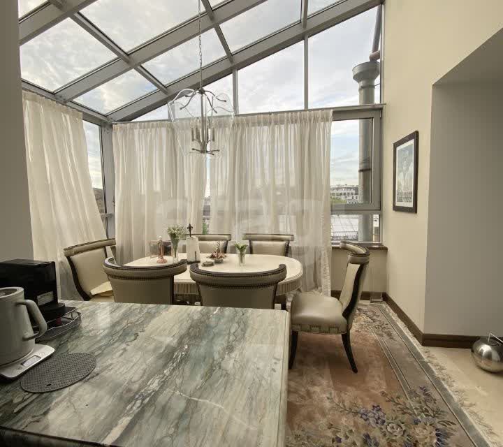 Продаётся 4-комнатная квартира, 233 м²