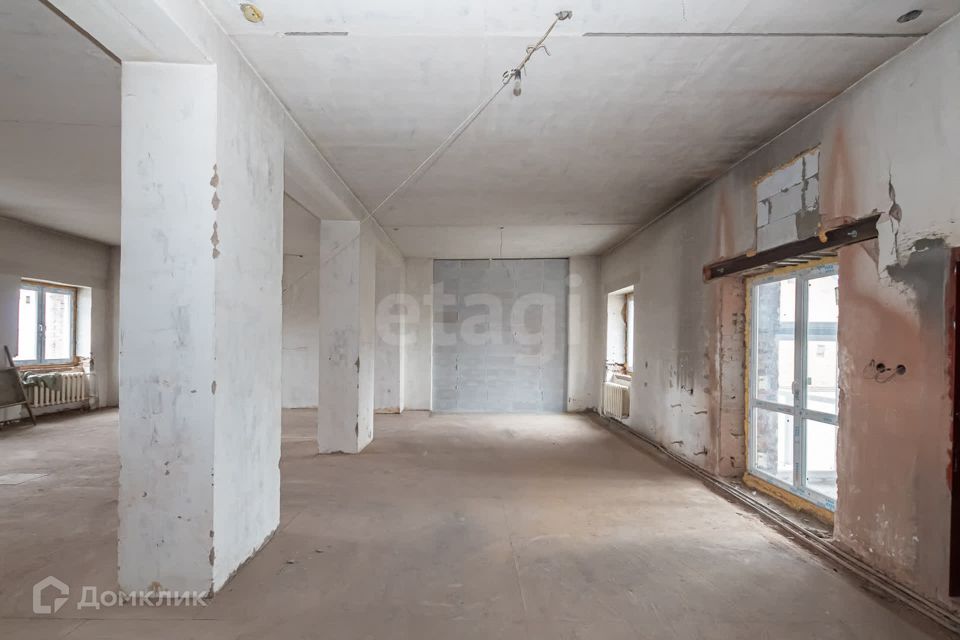 Продаётся 3-комнатная квартира, 135 м²